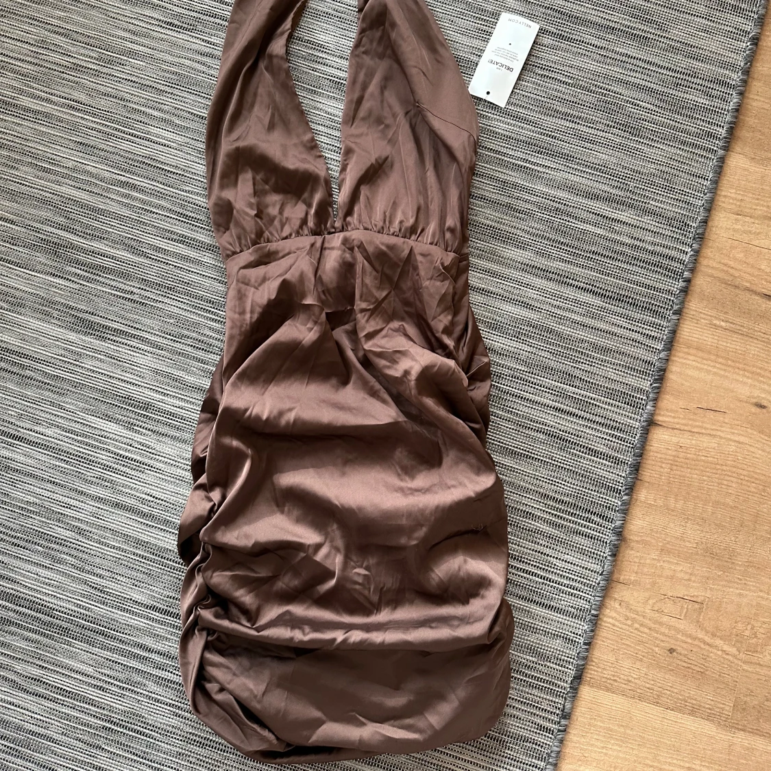 Halterneck klänning med öppenrygg 