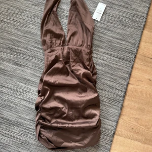 Halterneck klänning med öppenrygg  - Helt oanvänd ifrån Biancas kollektion med nelly