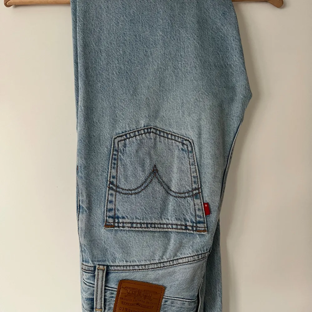 Säljer dessa superfina Levi’s jeans. I nyskick då jag kände att modellen inte riktigt var min stil! W26L31. Skickar fler bilder på förfrågan! Pris kan diskuteras vid snabb affär!. Farkut & Housut.