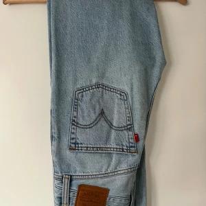 Levi’s Ribcage straight ankle  - Säljer dessa superfina Levi’s jeans. I nyskick då jag kände att modellen inte riktigt var min stil! W26L31. Skickar fler bilder på förfrågan! Pris kan diskuteras vid snabb affär!