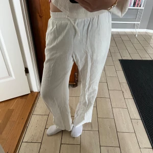 Linnebyxor  - Linnebyxor från Lindex. Köpta i somras men har nu blivit för korta så säljer de av den anledningen. Inga tecken på användning.    Mått: Innerbensmåttet: 65 cm Ytterbensmåttet: 88 cm Midjemåttet rakt över: 33 cm töjbara till 40 cm. 