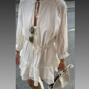 Vit klänning  - Klänningen är från bymalina. Aldrig använd samt att prislappen sitter kvar. Är i storlek XL men passar mig som brukar ha M💓säljes pga förkort för mig som är 178cm Ordinarie pris 1999kr