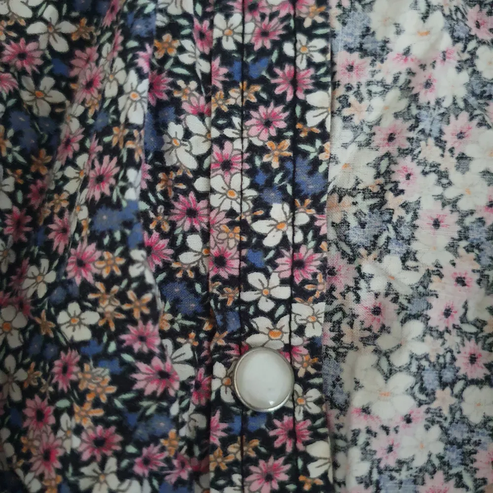 Knytning är ett alternativ, skjorta är i Xs från GINA TRICOT men något oversize och hellång. Fina marmorerade knappar, 100% bomull.. Blusar.
