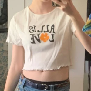 Croptop med tryck - Fin croppad tröja storlek m med hippie tryck🌻nästan oanvänd, skriv gärna vid frågor <3