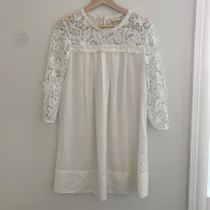Vit spetsklänning perfekt till student - Fin klänning från en gammal kollektion av HM