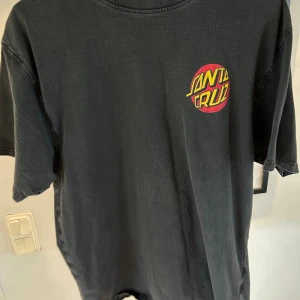 Santa Cruz T-shirt - Väldigt fint skick!  Storlek Large. Köparen står för frakt:)