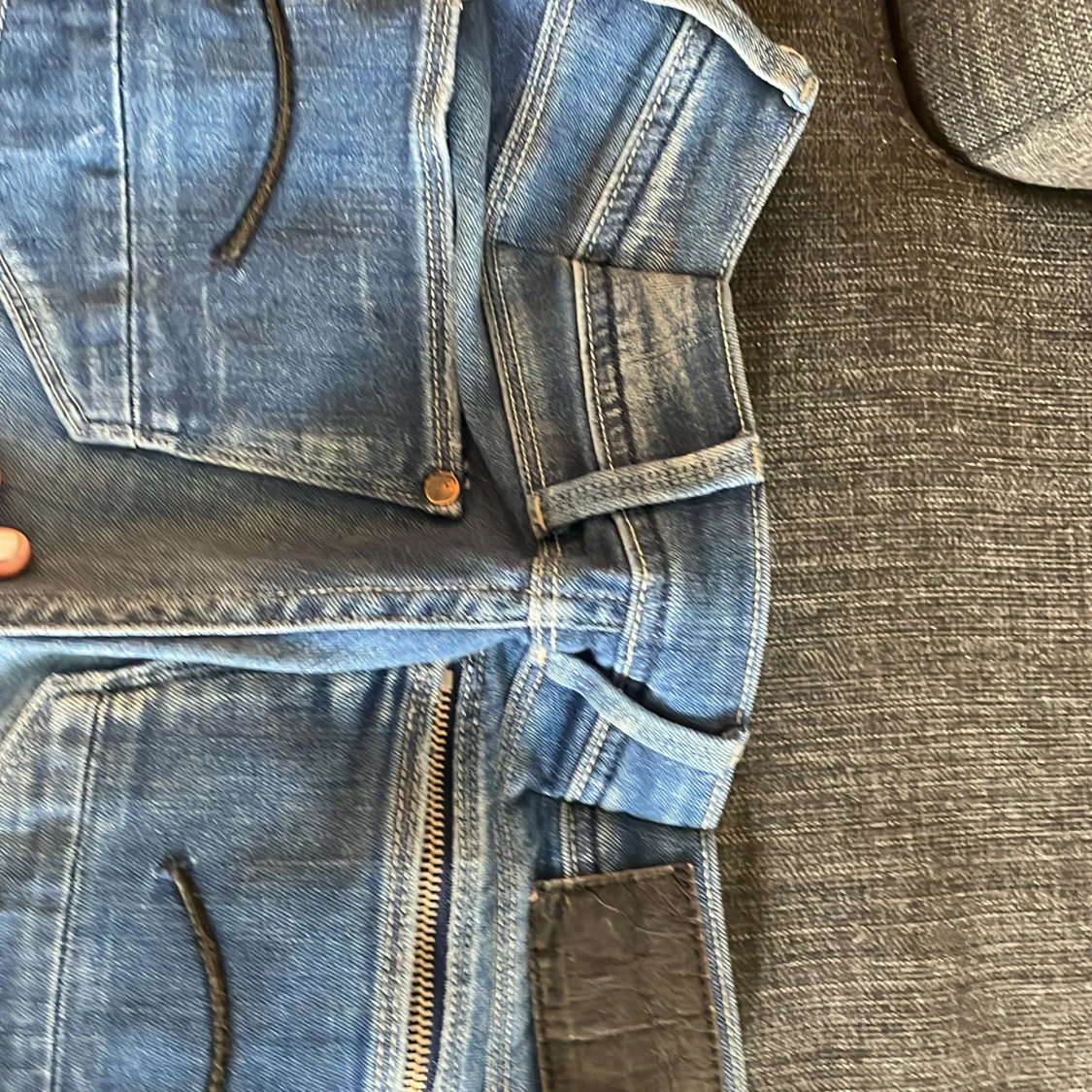 Säljer ett par g star byxor!! Mammas gamla. Har sytt dom vid midjan så det blir fastare men man ser knappt. - 92