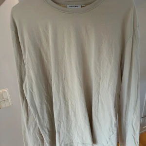 Långärmad tröja - Köpt från weekday  Använt fåtal gånger Köparen står för frakt:)