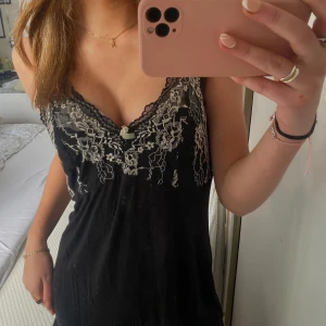 nattlinne - 🖤säljer mitt fina nattlinne med spets då de inte kommit till användning🖤 banden är justerbara !! svarar snabbt vid frågor!🫶🏼