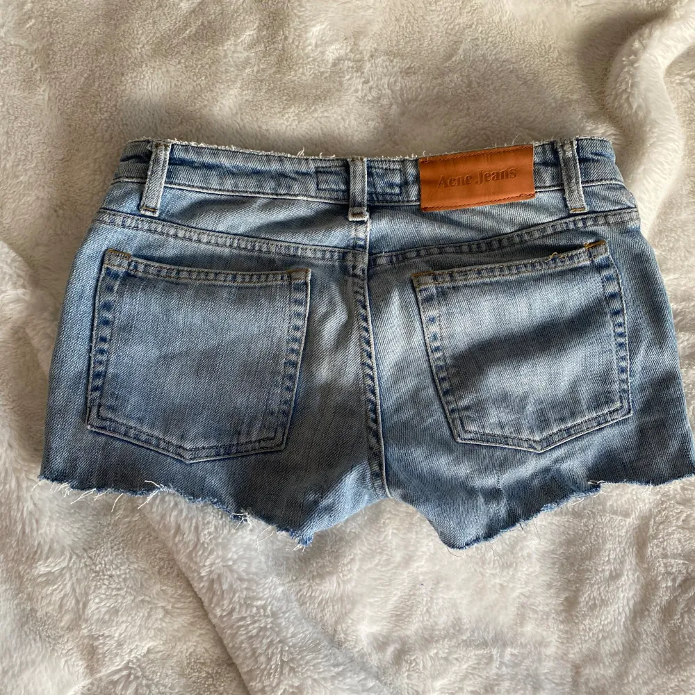  Lågmidjade jeans shorts🥰🥰 det står ingen storlek i dom men jag skulle säga att det är storlek XXS/XS!. Shorts.