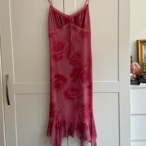 Rosa meshklänning - Rosa meshklänning med spets. Så himla söt och i perfekt skick! Köpt på Urban outfitters 💕💕🌸