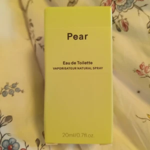 Parfym  - Säljer en päron parfym. Luktar exakt som päron med en söt doft. Helt ny 20ml. Säljer den för 45kr + frakt! 