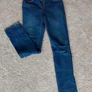Jättefina levis jeans med straight fit. De har gått upp lite i sömmen på sidan men det går enkelt att fixa!
