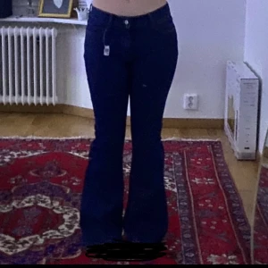 Melody 90s jeans - Melody 90s jeans av brandy Melville. Testat en gång och den var för stor vid midjan. Nytt skick.
