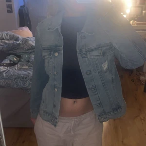 Jeansjacka - Jeansjacka i jättefint skick som inte använts så mycket. Inga defekter. Den är i storlek M men tycker den sitter mer som S. Säljer då den ej kommer till användning.