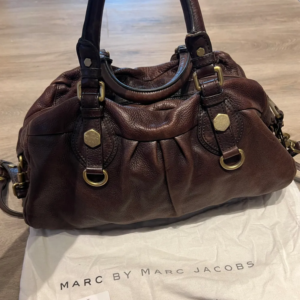 Fler av Marc Jacobs väskor i profilen ->>>> Ett gammalt modell Marc Jacobs väska som är köpt för fler år sedan från NK. Botten har lite vatten skada (se 4e bilden)💐Tar emot bud. Väskor.