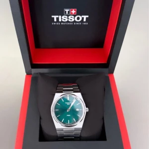 Tissot PRX - Extremt fin klocka som går till allt. Inga konstigheter & använts sparsamt. Box samt handlingar medföljdes