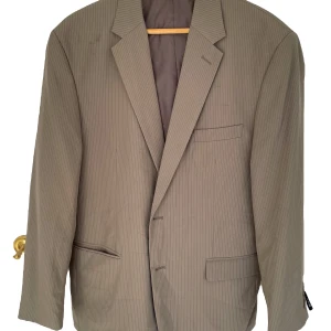 Ovetsized kavaj - Snygg beige/brun kavaj med små vita ränder i bra skick. Som oversized skulle jag uppskatta den som M/L i storlek. 