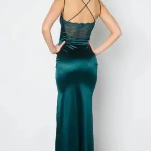 Jag säljer en mörkgrön kläning i storlek 38, material av silke och som spets på ryggen. Jag har använt klänningen 1 gång, den kommer inte riktigt till någon användning. Kan ha lite defekter, pris kan diskuteras.💗