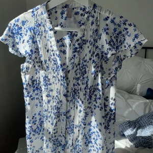 Blus - Jättefin blus med blåa blommor! 💕💕passar XS/S