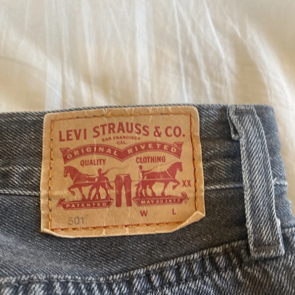 Hej ! Säljer mina gråa Levis 501 eftersom de är lite för små och kommer inte till användning något mer. De är i väldigt bra skick och passar perfekt inför sommaren. Storleken är typ 152-158, nypris 1000 kr mitt pris endast 199  kr!!. Jeans & Byxor.