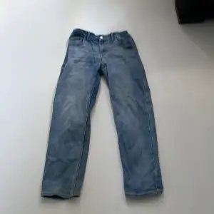 Säljer dessa Levis jeans som jag knappt har använt. Skick 10/10. Nypris ca 1000kr nu 350kr