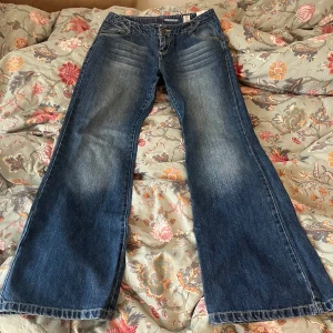 Lågmidjade bootcut jeans - Så galet snygga lågmidjade bootcut jeans. Lagom långa för mig som är 178!