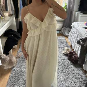 Säljer min super fina kräm vita klänning från hm i Italien köpt 2022💓💓super snygg