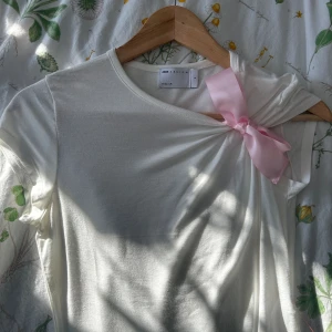 T-shirt - Aldrig använd med lapp kvar! Köparen betalar för frakten och katt finns i hem 🏡 