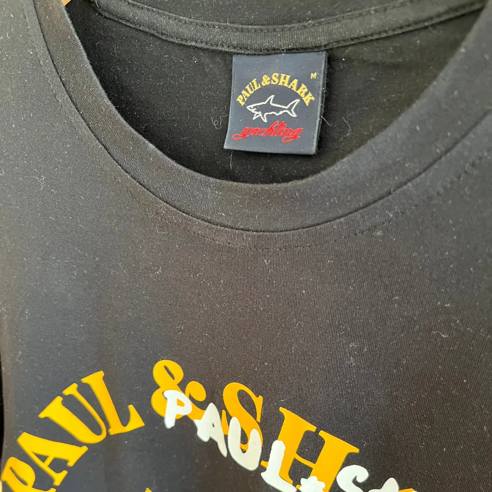 Säljer en nästan helt ny Paul and shark t shirt, storlek m, jag på bilden är 182, nypris ca 1900, skick 9,5/10, pris kan diskuteras . T-shirts.