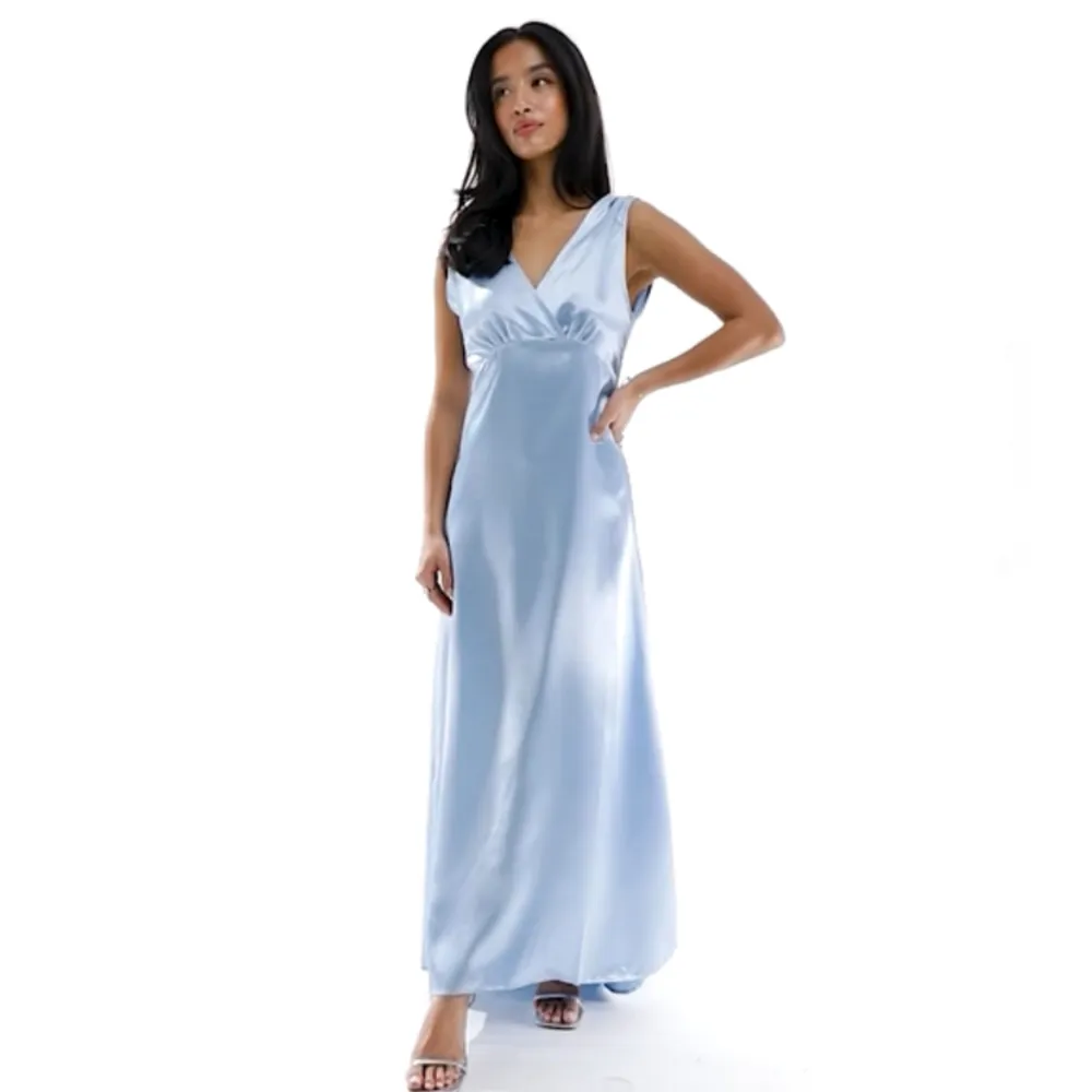 Maxiklänning i den drömmigaste blåa färgen! Perfekt till bröllop, bal, middagar osv😍 Aldrig använd. Klänningar.