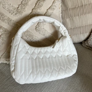 Väska🤍 - Denna fina väska är köpt i Palma, använt ett fåtal gånger🤍 Skriv gärna vid frågor! 