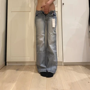 lågmidjade bootcut jeans💕 - nya med lappen kvar! midja 35 cm plus stretch rakt över o innerben 82 cm (syr upp gratis på symaskin om d skulle behövas😌) ja e 170 o xs o de e bra i längden men för små i midjan💔en svag fläck på benet som syns på sista bilden 