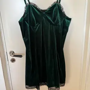 Mörk grön satin klänning, mörkare och grönare i verkligheten 