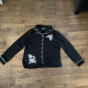 Söt pyjamaströja  - Söt pyjamas tröja med två rosor inbeordrade. Väldig bekväm 