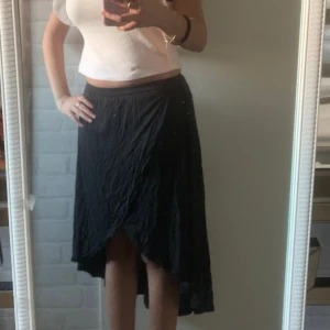 Svart lång kjol  - En jätte fin långkok som korsars där fram. Den är i storlek 164 men passar perfekt som s