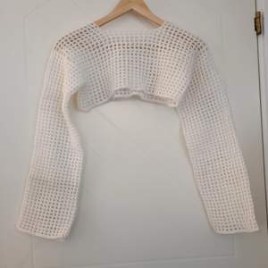Hand virkad vit mesh tröja med mer cropad passform 