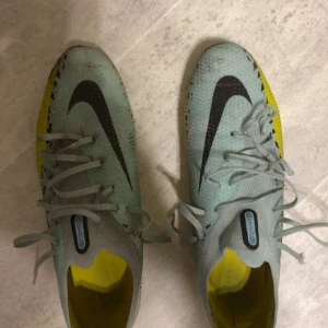 Nike fotbollsskor  - Nike Phantom Gx * Elite modell * Storlek 44 * Använda men inte söndriga, går att tvättas  Priset går att diskutera vid snabb affär 