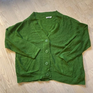 Grön oversized kofta  - Typ oanvänd och i völdigt fin skick 💕storlek S