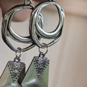 Bohemisk vintage stil Legering Runda Ring Örhängen /Antik stil örhängen/Materialet är ospecificerat - bohemisk vintage charming vackra örhängen! Tillverkade i en högkvalitativ legering och inspirerade av antika stilar, dessa örhängen lyser upp din stil med sin unika design. Oanvänd 