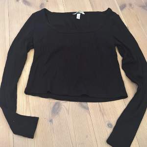 En vanlig svart tröja, stor urringning, från h&m 