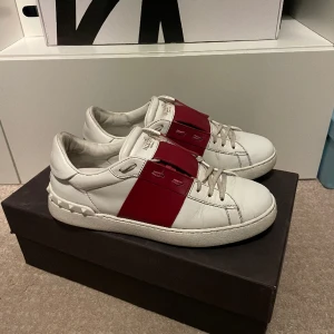 Valentino open skor - Säljer dessa valentino open som är i storlek 39! Box, dustbag och extra skosnören medföljer vid köp!  Hör gärna av dig om du har frågor! 