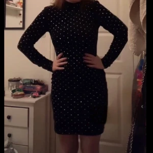 nyårsklänning/festklänning - Svart klänning med paljetter, perfekt till nyår. Använd en gång. Skriv för fler bilder vid intresse🖤