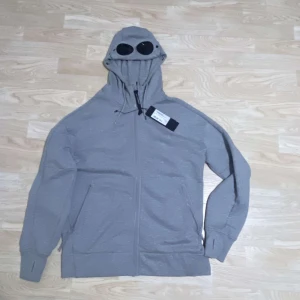 Cp company hoodie  - Väldigt fräsh cp company hoodie används fårtal gånger. Passar inte så säljer den för rätt pris. Kvitto och prislapp medföljer.