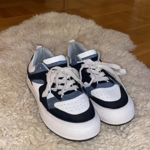 Sneakers - Köpta nya använda typ 4 gånger. 