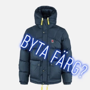 Byta fjällräven? - Är det någon som skulle vilja byta en mörkgrön fjällräven mot min marinblå?🩷 Jag söker en i storleken s eller xs🩷 Min jacka är från förra säsongen då den knappt användes alltså i nyskick, i storlek s🩷 skriv om ni undrar något eller för fler bilder🥰