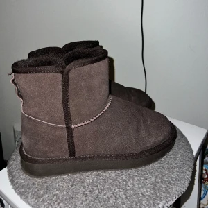 Bruna fake uggs - Köpte dessa för ca 1 år sen, använde dessa förra vintern. St 38 och är i bra skikt. Säljer pga använder inte dem så det står bara och dammar. Kunden står för frakten. Bara att höra av er ifall ni är intresserade💗