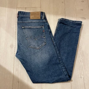 💥Replay💥 - Riktigt schyssta Replay ronas | nypris ca 1700kr mitt pris 499kr | strlk 32/32 (modellen brukar bära 31/31) | hör av er vid minsta fundering | OBS! Kan även bytas mot ett par nudie jeans💯