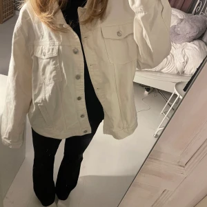 Fin jeansjacka  - Snygg jeansjacka från Lindex. Den är storlek xl men jag som brukar ha s eller m kan ha den som en oversized jacka.💕