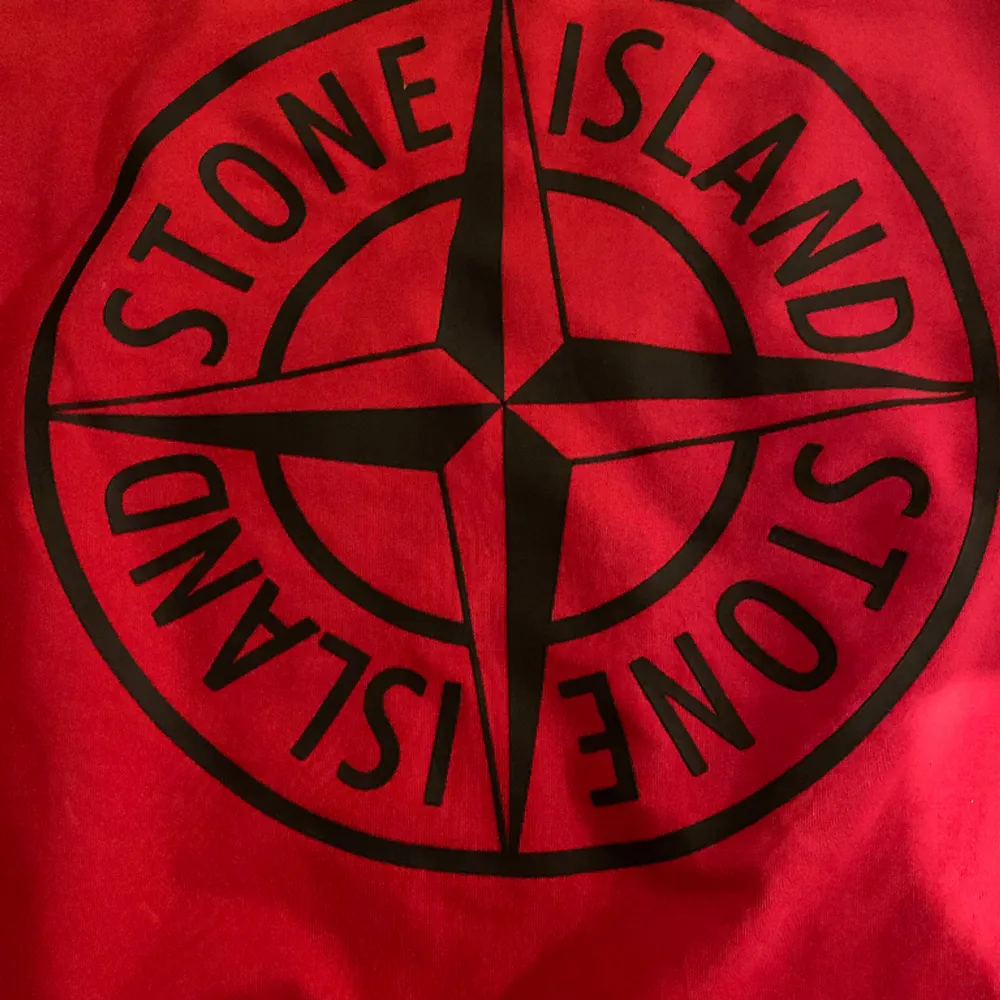 En skön stone island tröja som är i skick 8.5/10 säljer då den inte kommer till användning. Är i storlek L men är mer som en M. Skriv vid minsta fråga. Tröjor & Koftor.